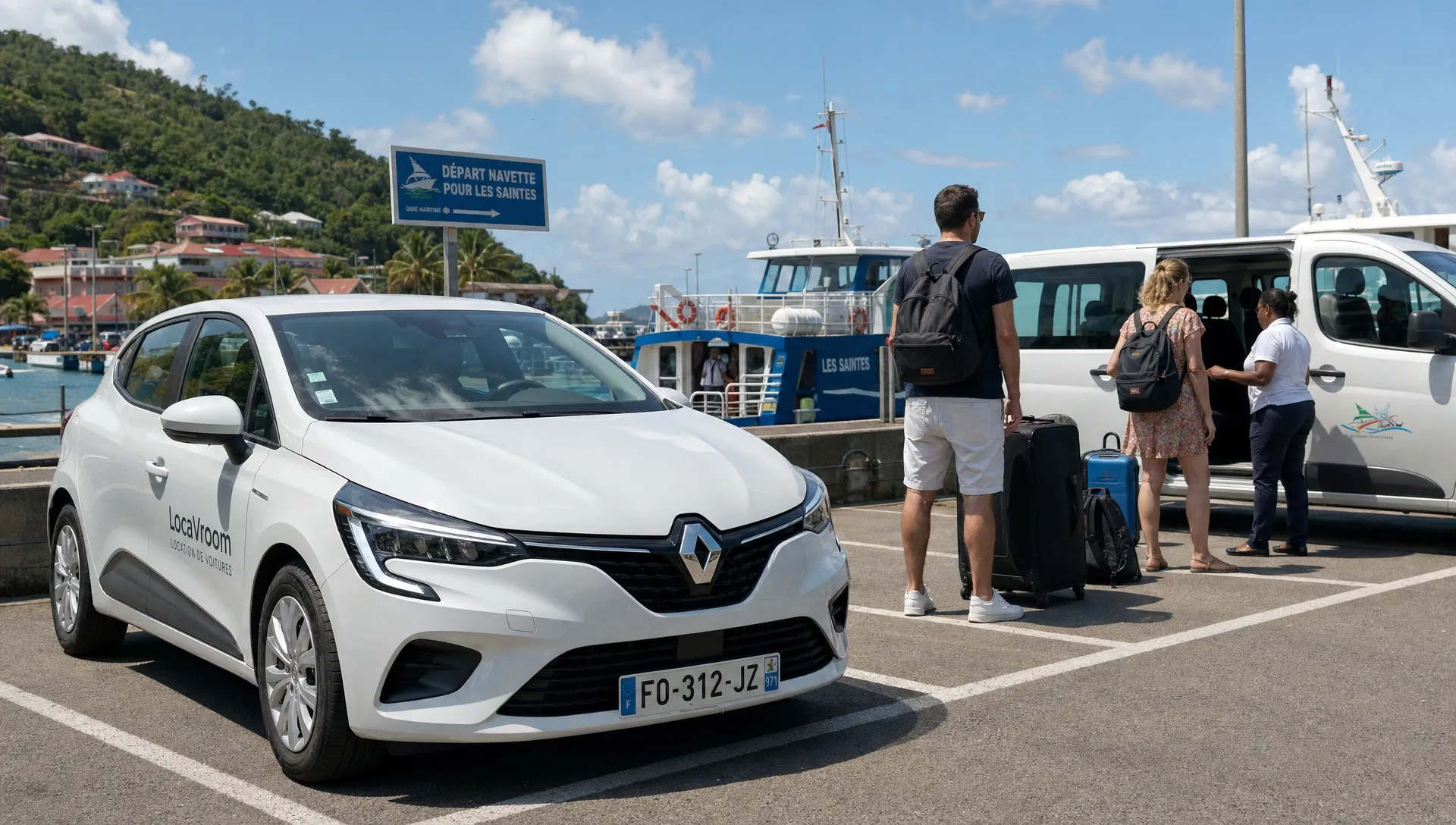 Une voiture de location attend près du port pendant que des voyageurs préparent leurs bagages pour la navette vers Les Saintes.