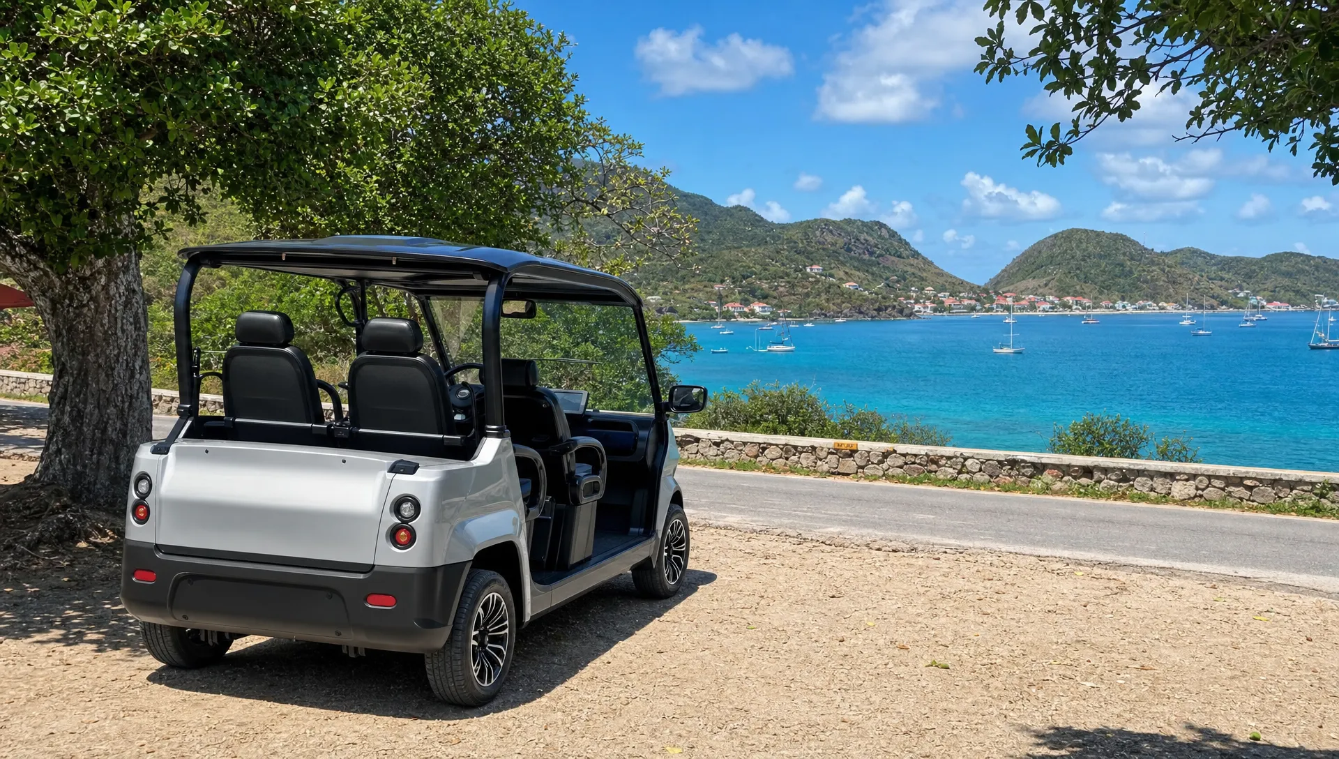 Une voiturette électrique 4 places est garée près d’une route de Terre-de-Haut avec la mer des Saintes en arrière-plan.
